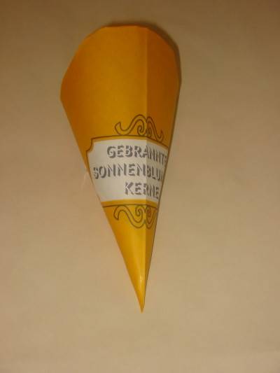 Papierspitztüte für 125 g in gelb mit Aufdruck Gebrannte Sonnenblumenkerne