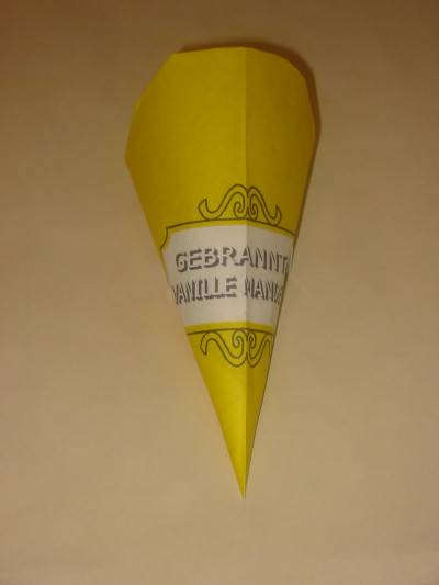 Papierspitztüte für 250 g in gelb mit Aufdruck Gebrannte Vanillemandeln