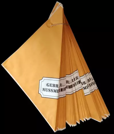 Papierspitztüte 19 cm für 125 g Gebrannte Nussmischung Hellbraun